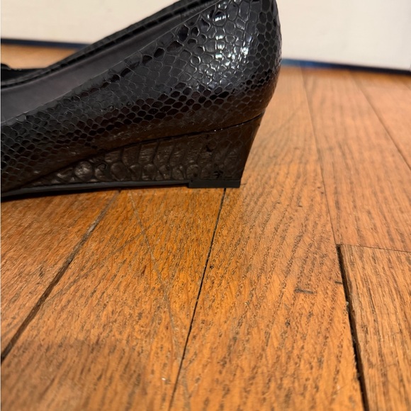 Stuart Weitzman Black Croco Round Toe Wedges Size 7 1/2 - Picture 3 of 5